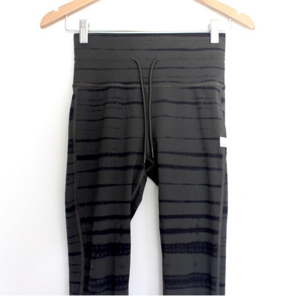 Vuori Daily Leggings Dark Oregano Shibori Stripe - Picture 3 of 8